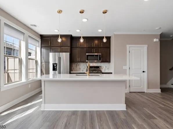 81 Arnold Dr, Wood-Ridge Boro, NJ 07075