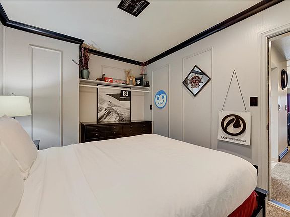 Bedroom 2 - 1 Queen Bed