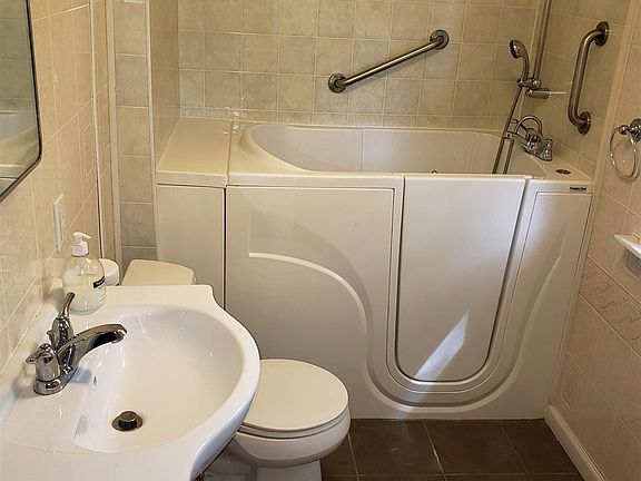 70 Browntown Rd Upper B 1