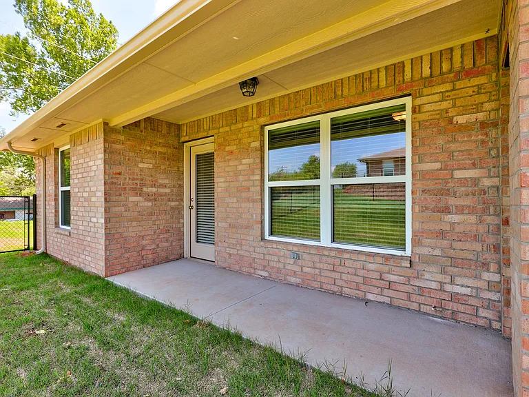 721 League Cir — Photo 29