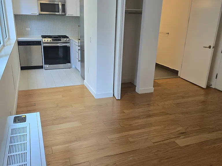 503 W 46th St #1 — Photo 1