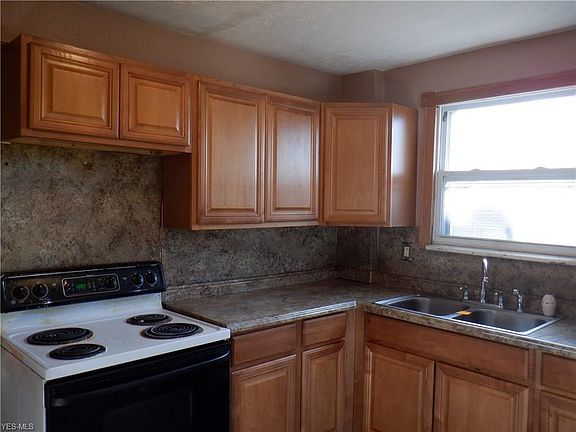 3rd image of 812 Roslyn Ave