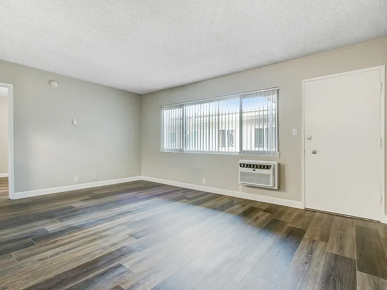 Country Club Apartments — Photo 46