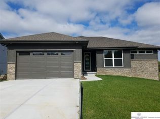918 Crest Dr, Papillion, NE 68046