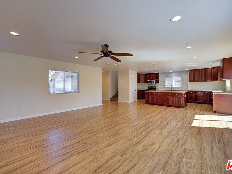 585 Branch St — Photo 6
