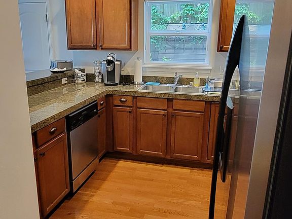 Dishwasher and plenty of cabinet and drawer space.