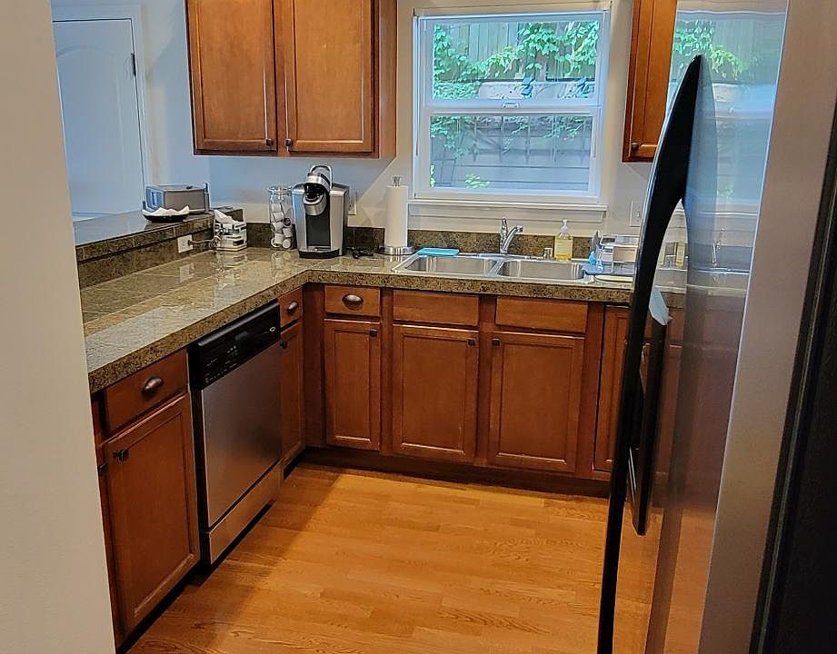 Dishwasher and plenty of cabinet and drawer space.