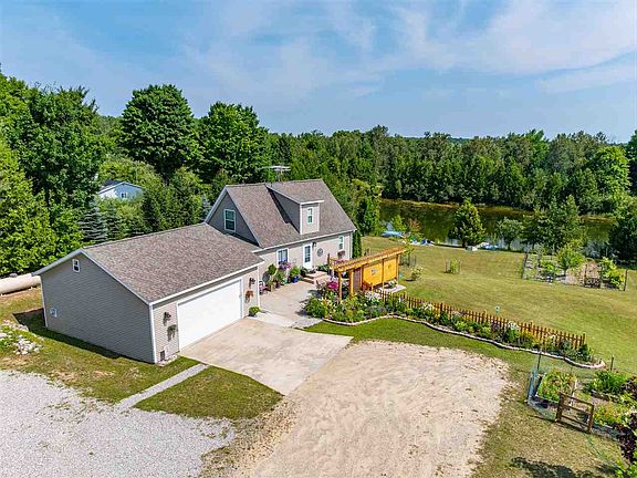 3rd image of 10766 Lakeview Ln