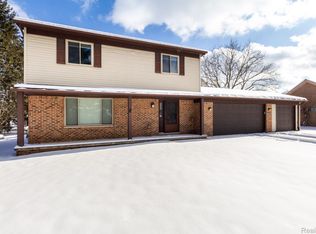 1503 Huntwood Park Dr, West Bloomfield, MI 48324