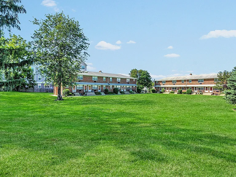 Marlton Colonial Apartments — Photo 15