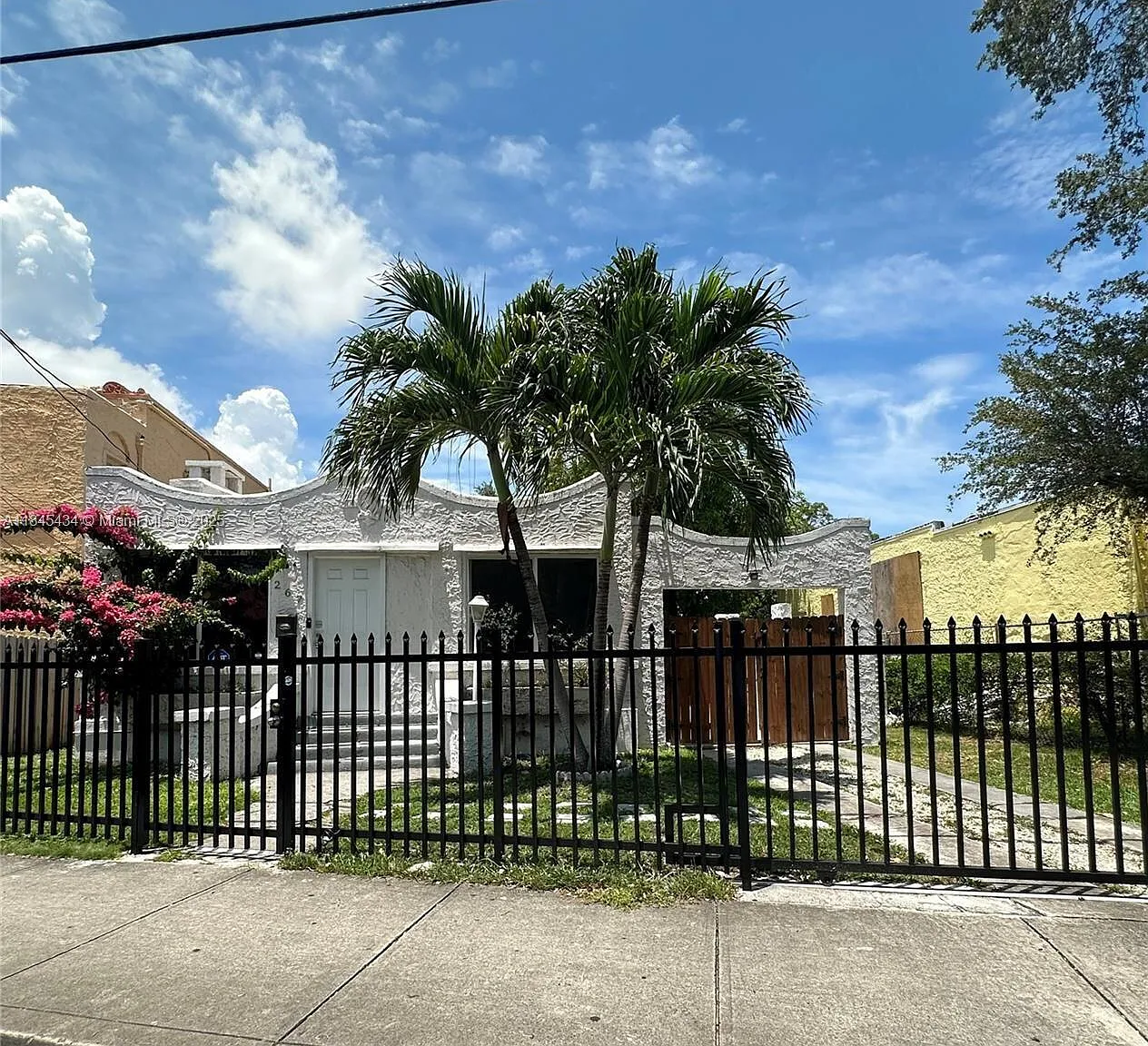3 bed, 1.0 bath, 1332 sqft, $2,590 — Photo 2