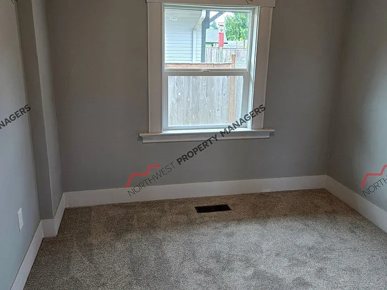 927 Marion St — Photo 15