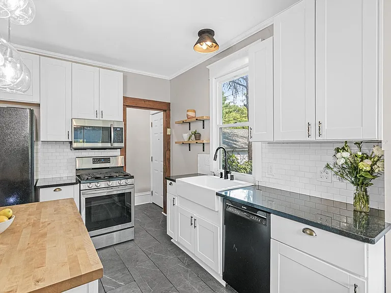 1002 Oxford St N — Photo 16