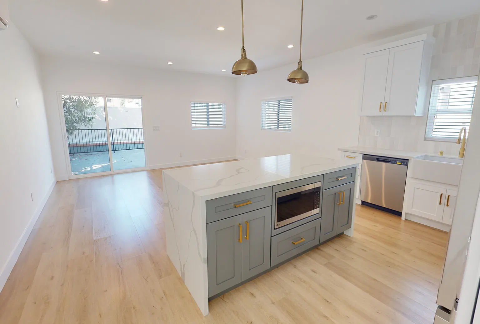1021 S Hayworth Ave — Photo 1