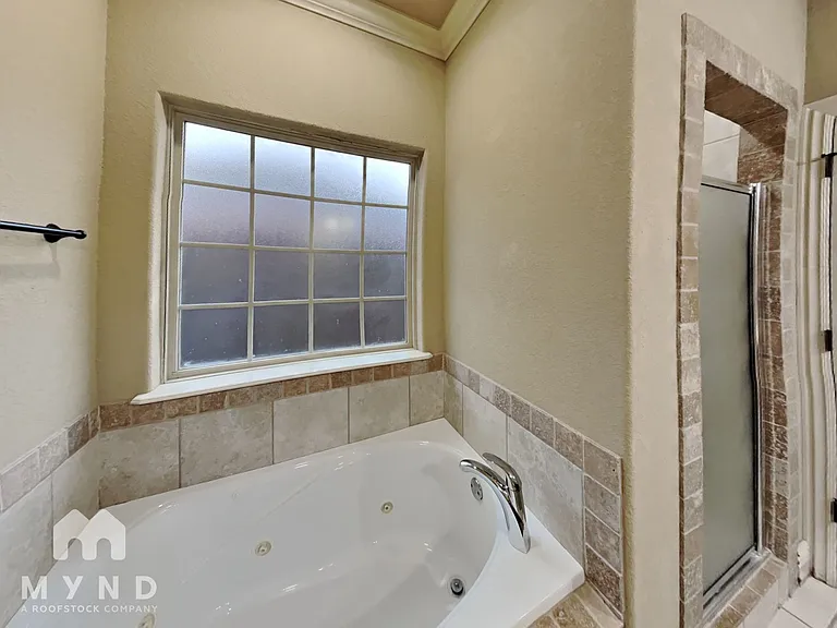100 NE Larkspur Ln — Photo 12