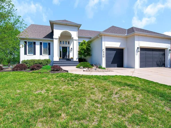 640 N Woodstone Dr, Andover, KS 67002