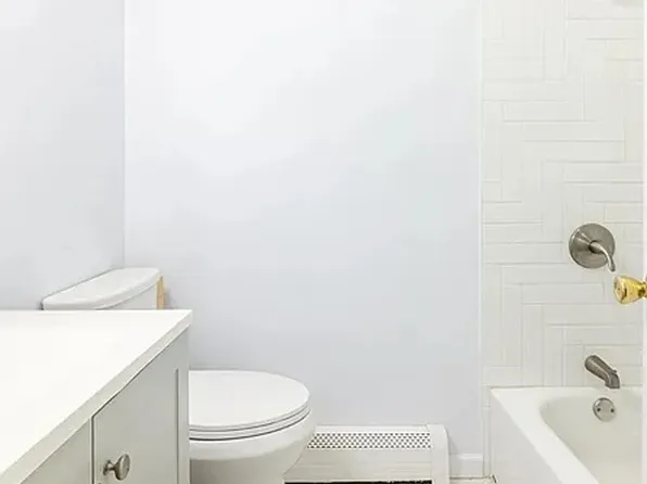 136 Suburbia Terrace image 5 of 7