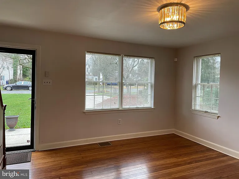 320 Evergreen Dr — Photo 3