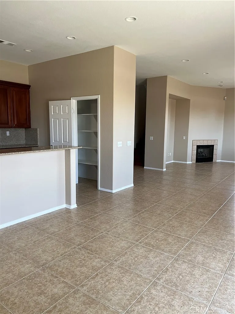 5 bed, 3513 sqft, $2,850 — Photo 3