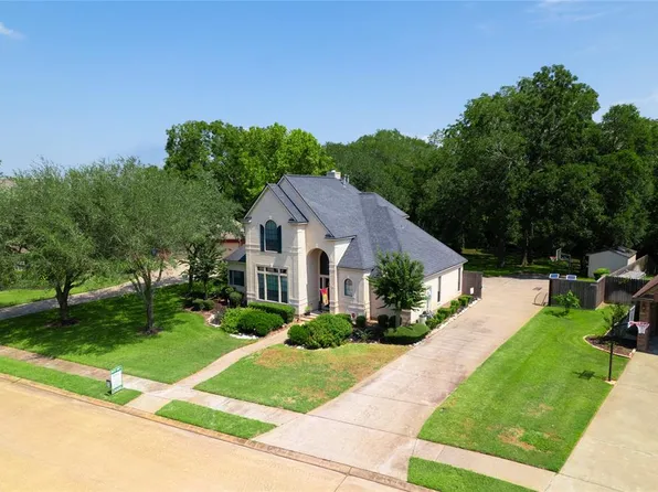 208 River Oaks Dr, Lake Jackson, TX 77566
