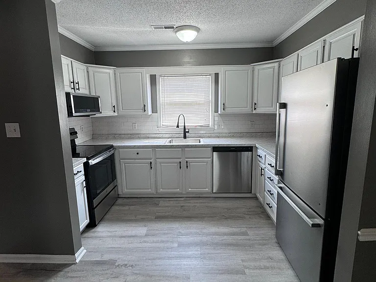 1131 Glendale Dr — Photo 3