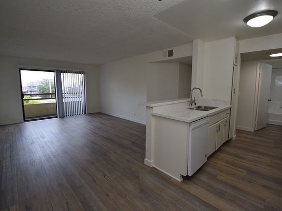 4th image of 11760 Hamlin St #209