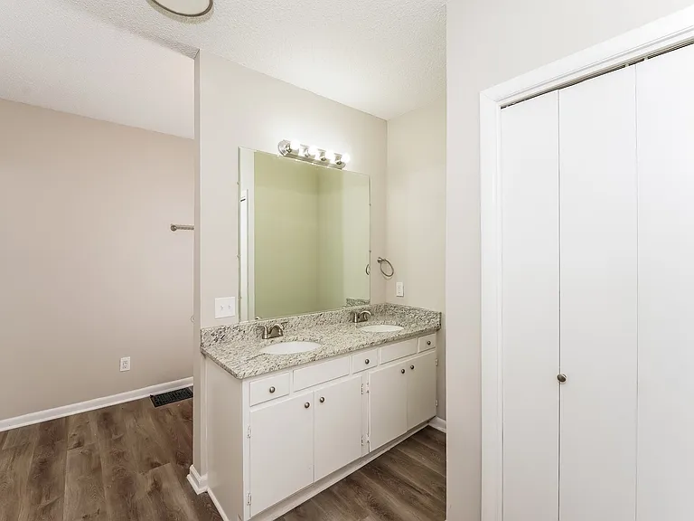 1568925_028_bathroom_13080459.jpg