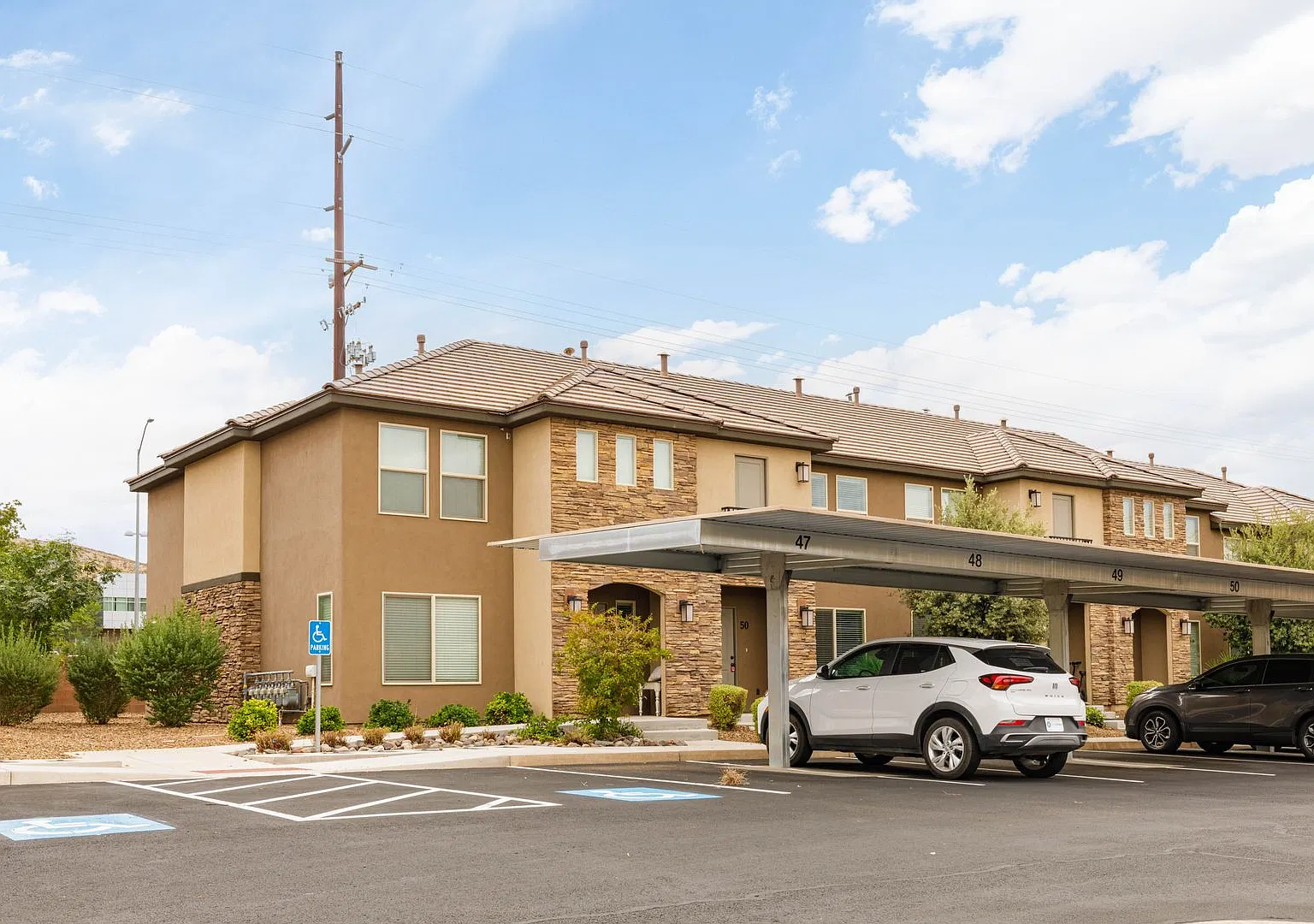 3 Bed / 2.5 bath Desert Hills Townhome with Washer/Dryer & Fridge — Photo 1