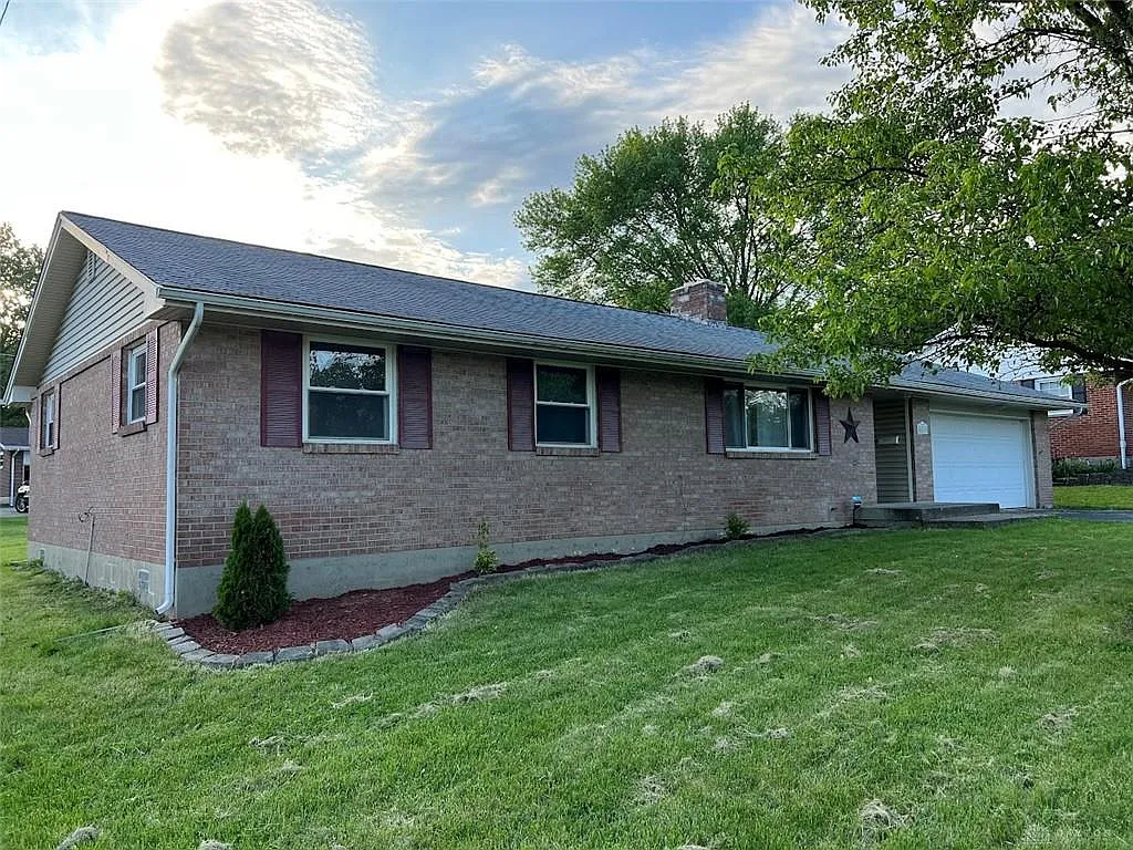 451 Crestview Dr photo 1