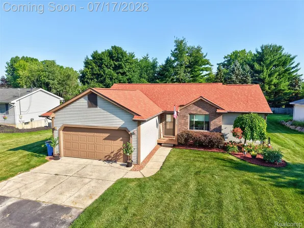 5035 Island View Dr, Linden, MI 48451
