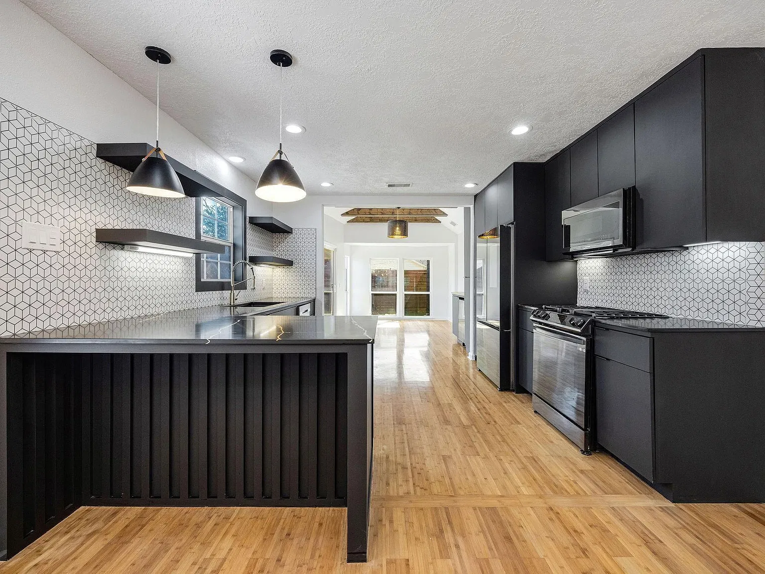 3 bed, 2.0 bath, 1614 sqft, $3,400 — Photo 3