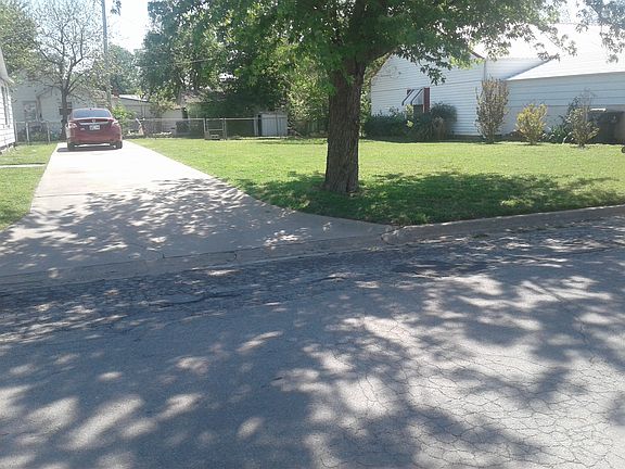 driveway and lg lot