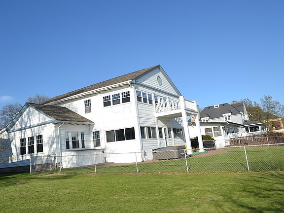2nd image of 869 Lakeshore Dr E