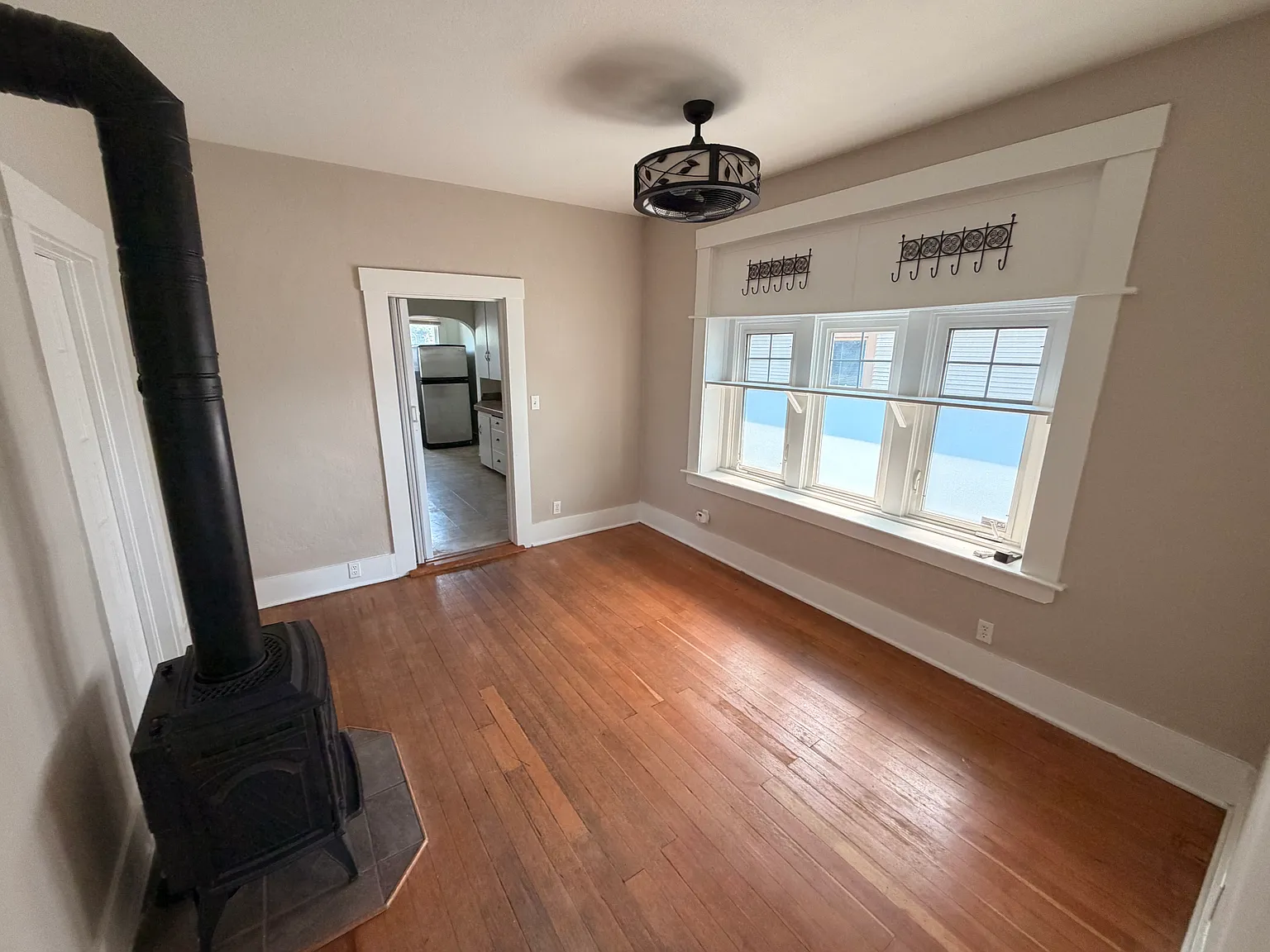 3 bed, 848 sqft, $2,700 — Photo 2