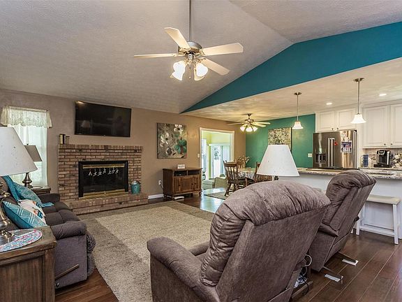 4th image of 1017 Meadows Ct