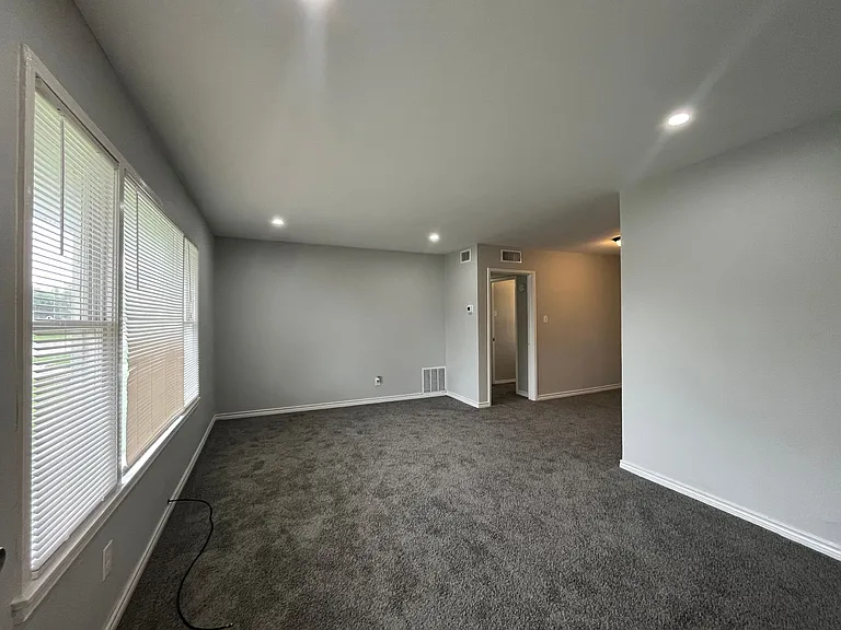 4801 Lansdown Dr — Photo 2