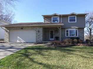 2745 Aspen Valley Dr, Bettendorf, IA