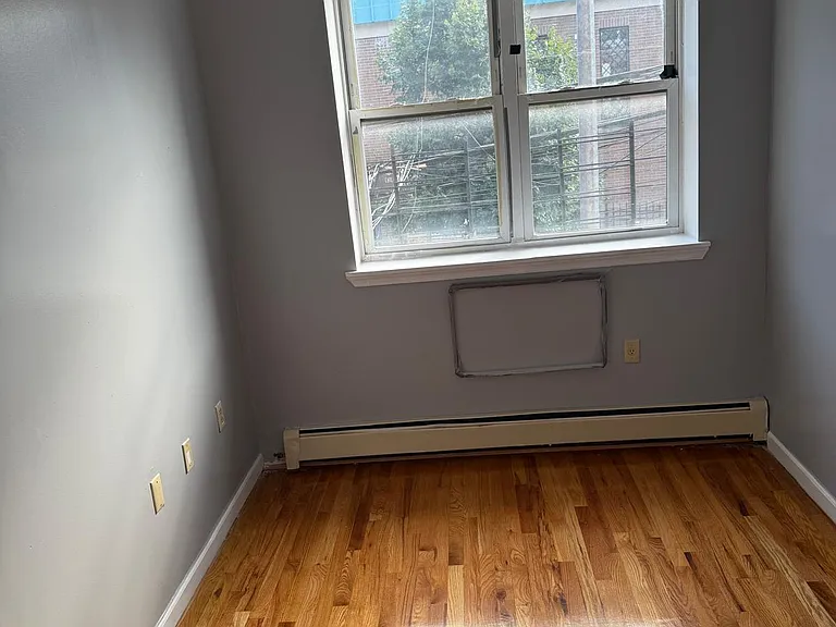 E 181st St — Photo 9