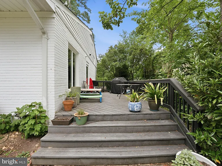 405 Underhill Pl — Photo 24