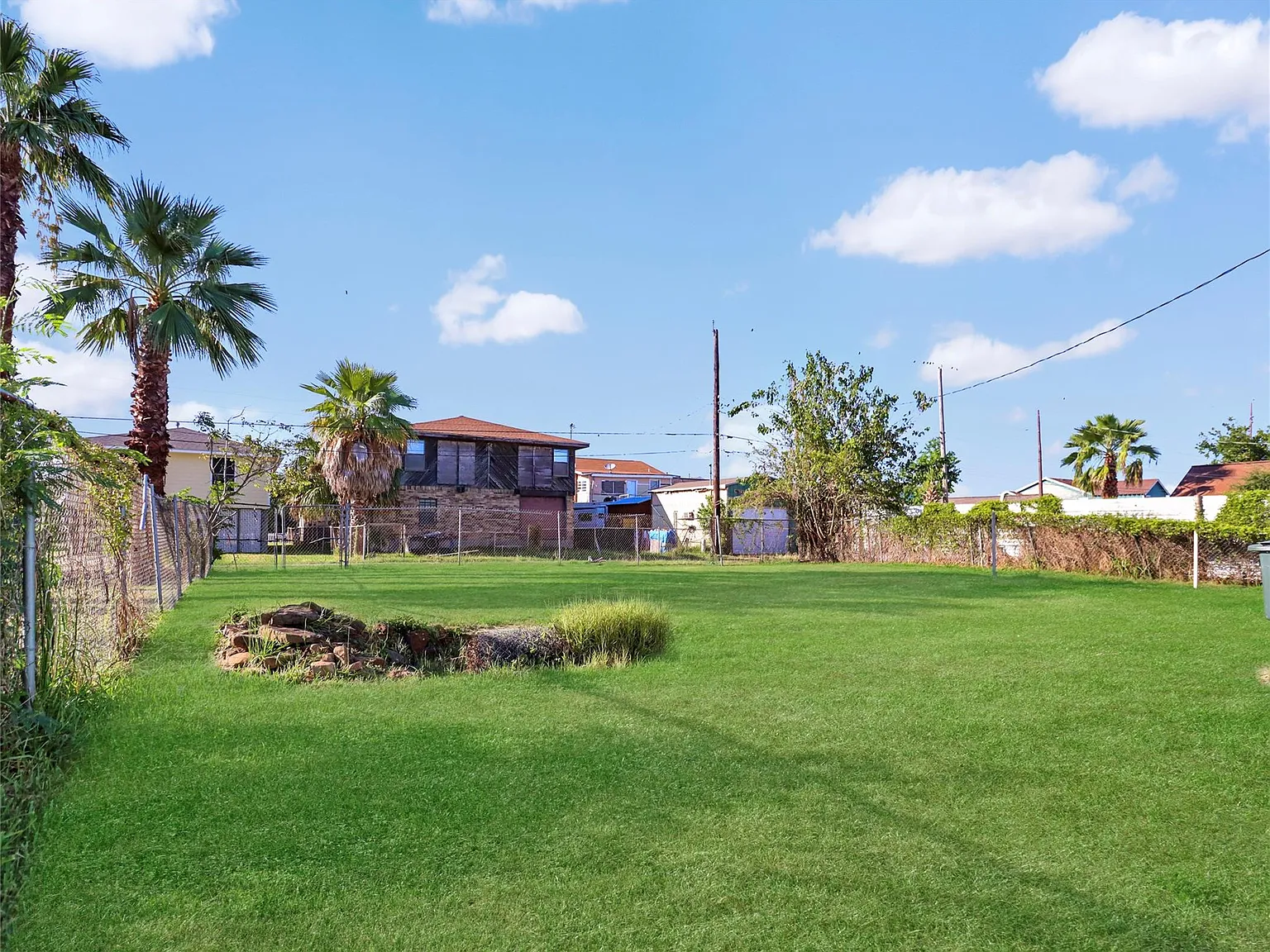 3 bed, 1.5 bath, 1384 sqft, $1,750 — Photo 2