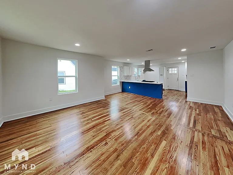 2718 Lawrence St — Photo 2