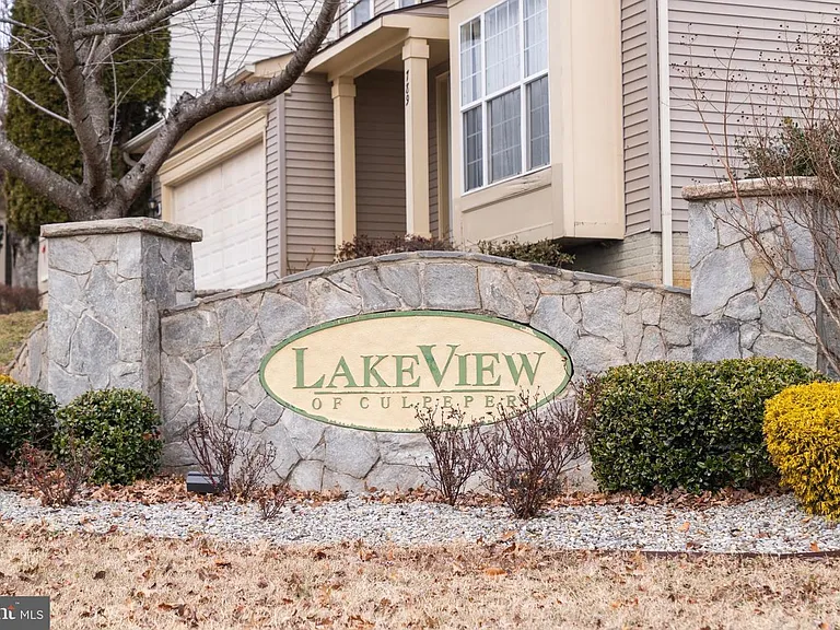 987 Longview Ln — Photo 2