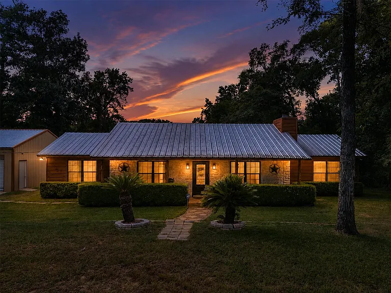 18085 Lake Dr E — Photo 37