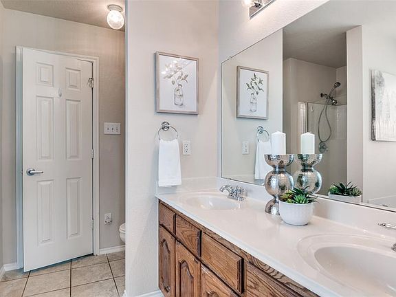 2nd image of 2600 Spencer Cir #2600
