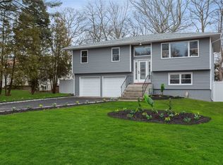 39 Lincoln Dr, Oakdale, NY 11769