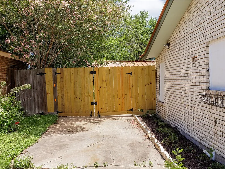 830 Crestview Dr — Photo 35