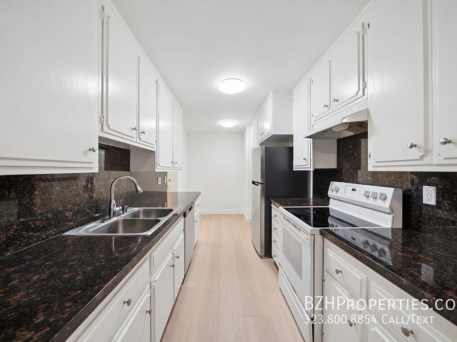 Sunny Front-Facing Westwood Residence Near UCLA | 2 Bed + 2 Bath — Photo 4