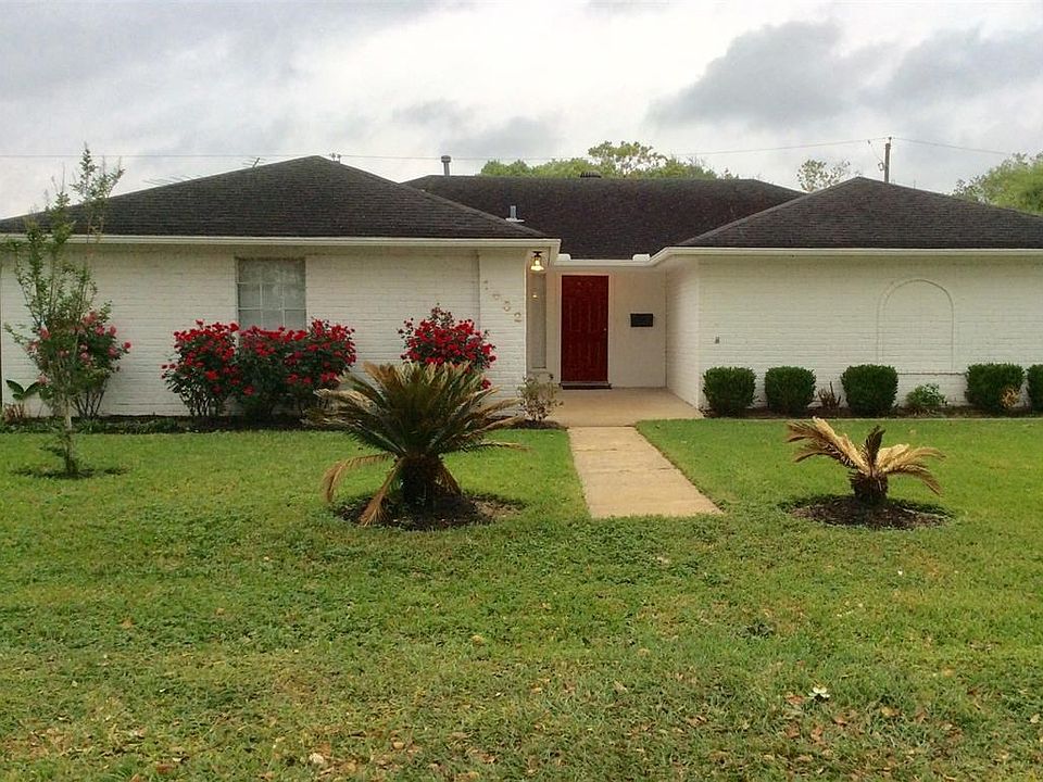 WELCOME HOME to this lovely home with LOTS of Curb Appeal!!