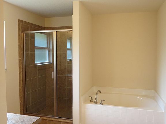 3rd image of 615 SE Jaffee Ave