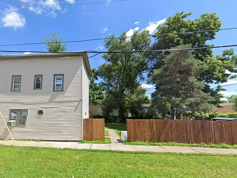 568 Farrington St #1 — Photo 32